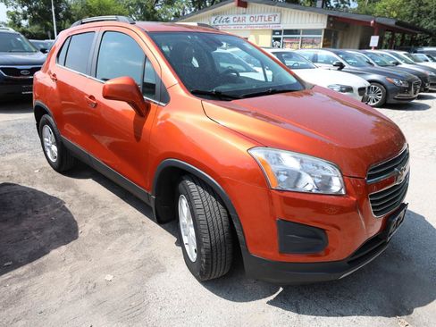 Used 2016 Chevrolet Trax LT w/ LT Sun and Sound Package AWD/4WD image 4