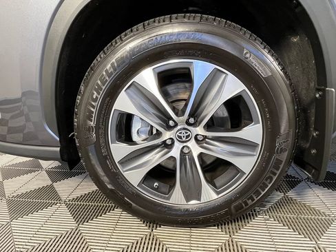 Used 2023 Toyota Highlander XLE AWD/4WD image 12