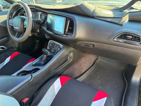 Used 2016 Dodge Challenger SXT image 4