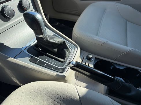 Used 2015 Volkswagen Golf S image 23