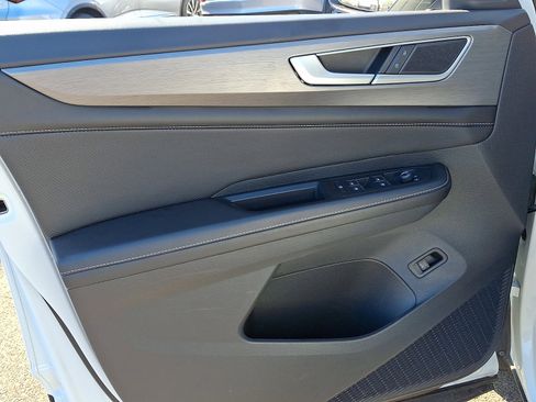 Used 2025 Volkswagen Atlas Cross Sport SE image 12