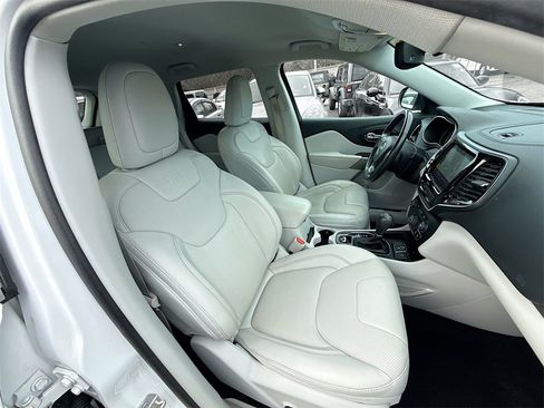 Used 2020 Jeep Cherokee Limited image 32