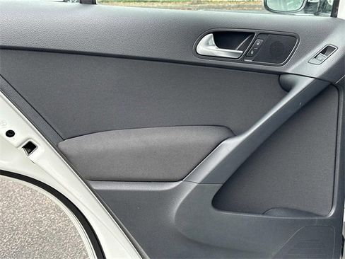 Used 2017 Volkswagen Tiguan Limited w/ Premium Package image 11