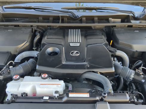 Used 2025 Lexus LX 600 4WD w/ Premium Package image 15