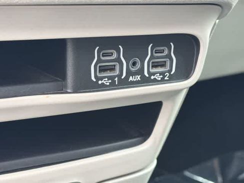 Used 2023 Chrysler Pacifica Touring-L image 24
