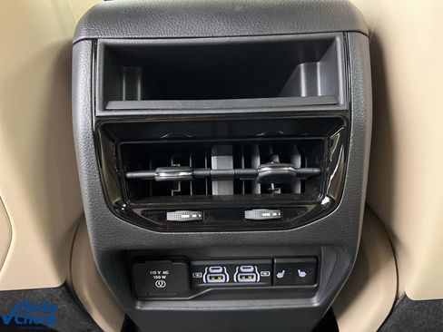 Used 2025 Jeep Grand Cherokee Limited w/ Luxury Tech Group II image 26