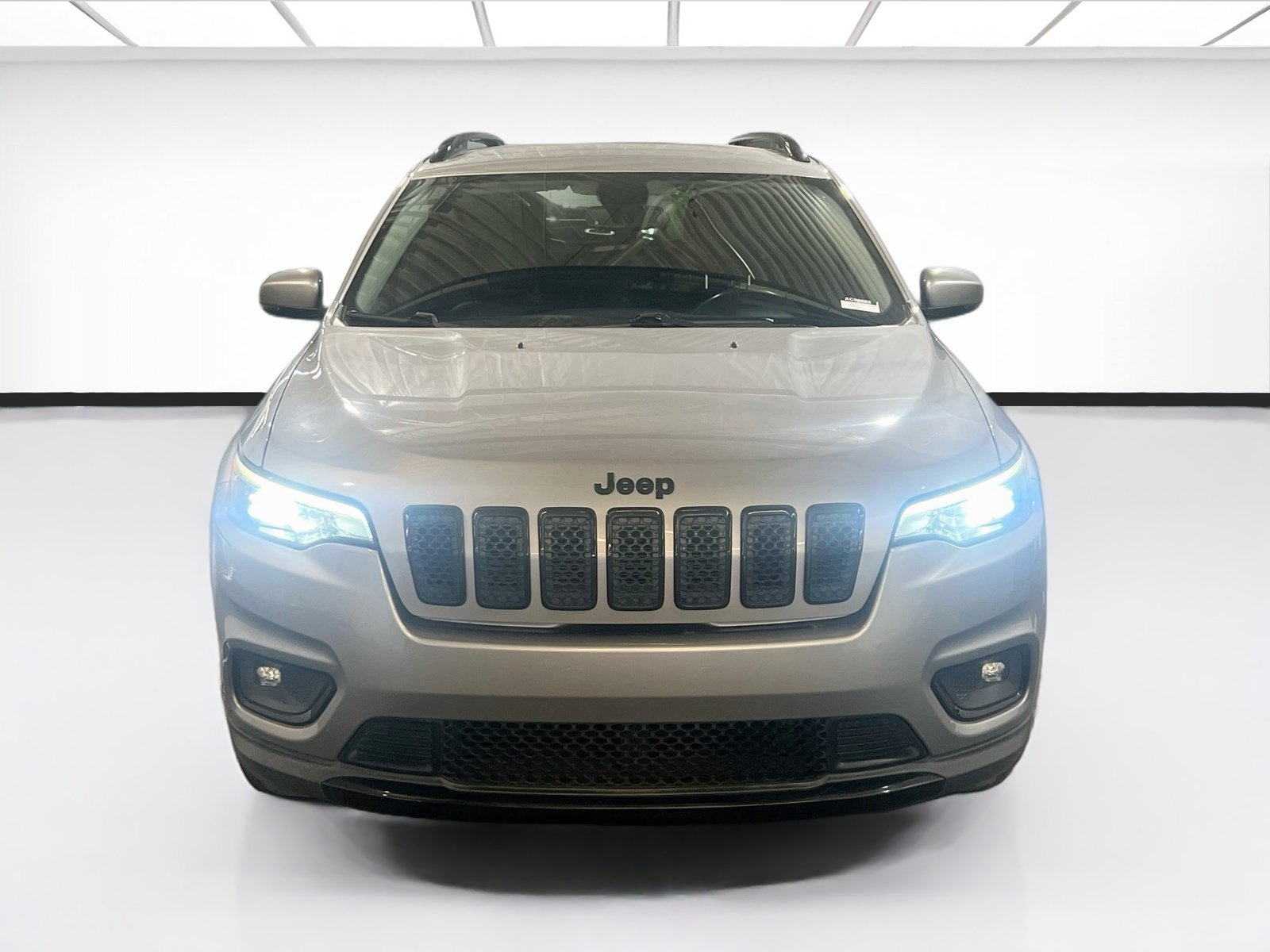 Used 2019 Jeep Cherokee Latitude Plus FWD image 2