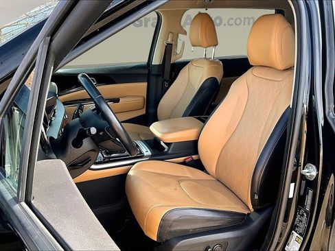 Used 2022 Kia Carnival EX image 19