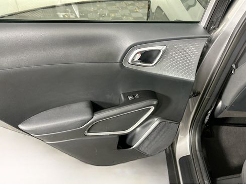 Used 2025 Kia Soul LX w/ LX Technology Package FWD image 25