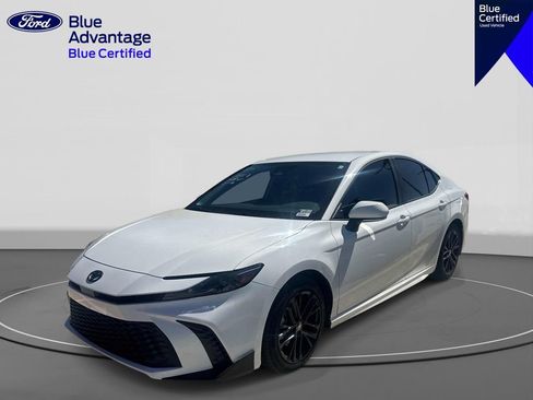 Used 2025 Toyota Camry SE FWD image 1