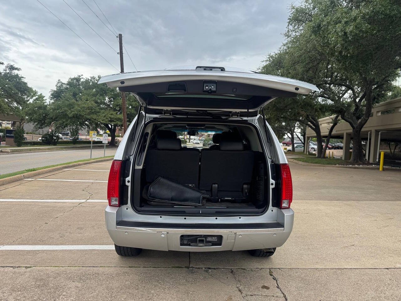 Used 2013 Cadillac Escalade Luxury RWD image 30