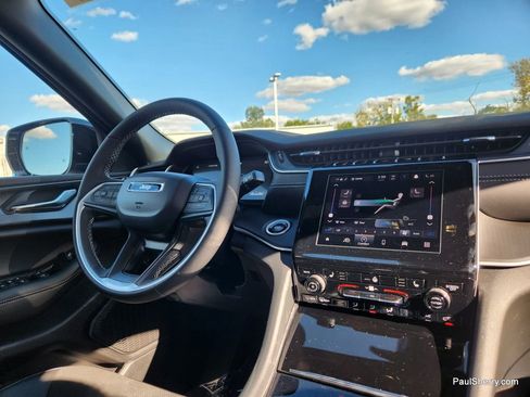 New 2025 Jeep Grand Cherokee Altitude image 33