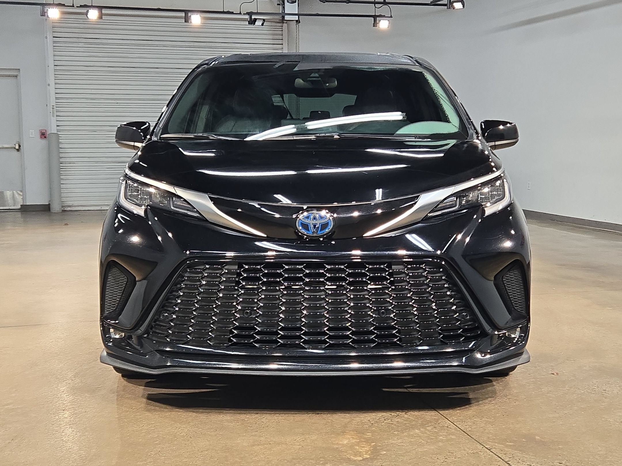 Used 2021 Toyota Sienna XSE FWD image 2