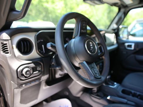 Used 2024 Jeep Wrangler Unlimited w/ Convenience Group AWD/4WD image 8