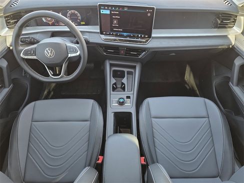 New 2025 Volkswagen Tiguan SE image 19