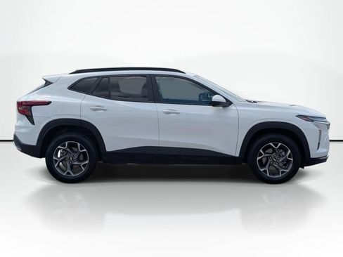 Used 2025 Chevrolet Trax LT FWD image 6
