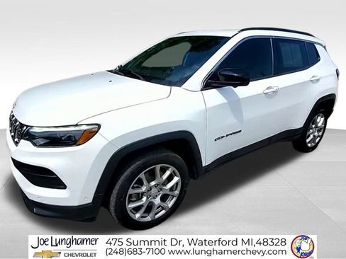 Used 2024 Jeep Compass Latitude w/ Sun and Sound Group AWD/4WD image 4
