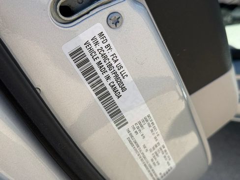Used 2023 Chrysler Pacifica Touring-L FWD image 10