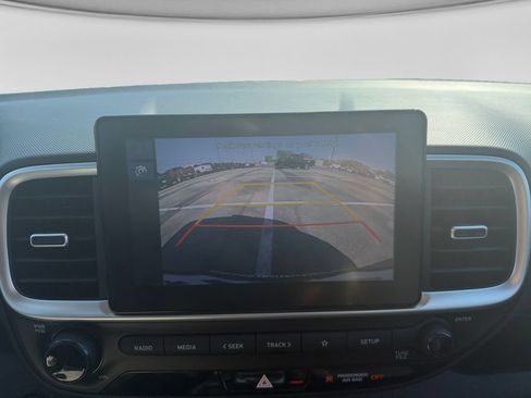 Used 2025 Hyundai Venue SEL FWD image 11