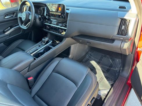 Certified 2025 Nissan Pathfinder SL w/ SL Premium Package image 2