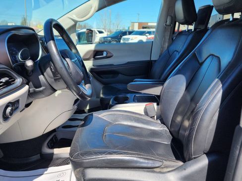 Used 2017 Chrysler Pacifica Touring-L Plus image 17