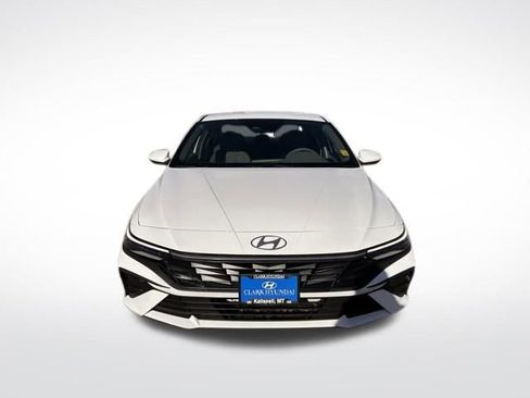 Used 2025 Hyundai Elantra SE image 2