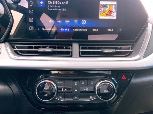 Used 2025 Chevrolet Trax LT w/ LT Convenience Package image 35