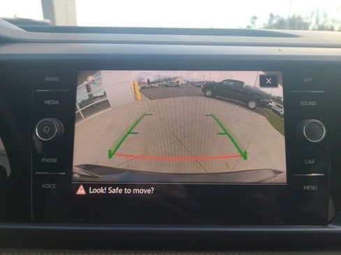 Used 2024 Volkswagen Taos SE w/ Panoramic Sunroof Package image 29