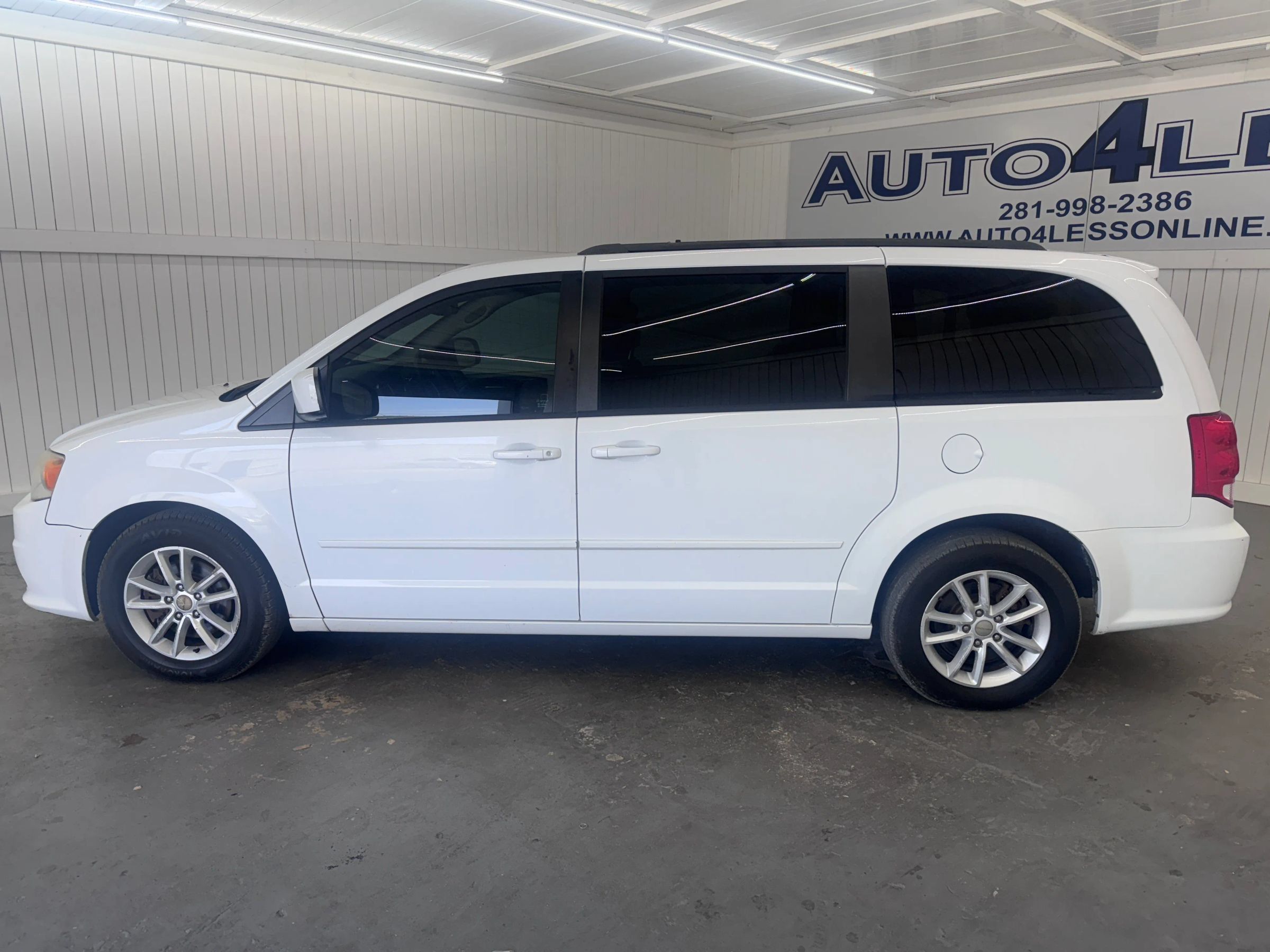 Used 2013 Dodge Grand Caravan SXT w/ UConnect Hands-Free Group FWD image 8