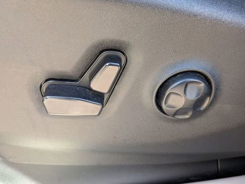 Used 2024 Chrysler Pacifica Touring-L image 12