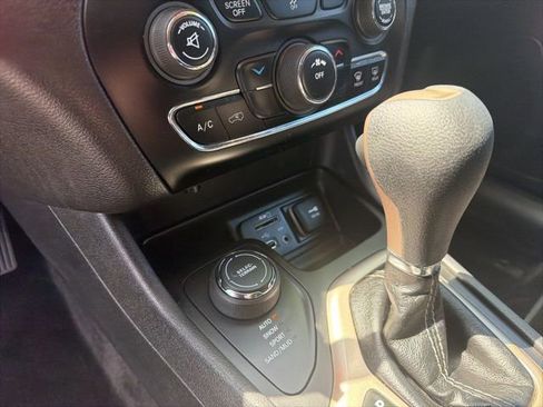 Used 2017 Jeep Cherokee Latitude AWD/4WD image 14