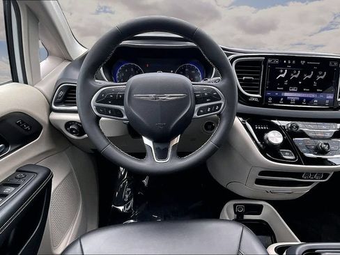 Used 2024 Chrysler Pacifica Touring-L FWD image 8