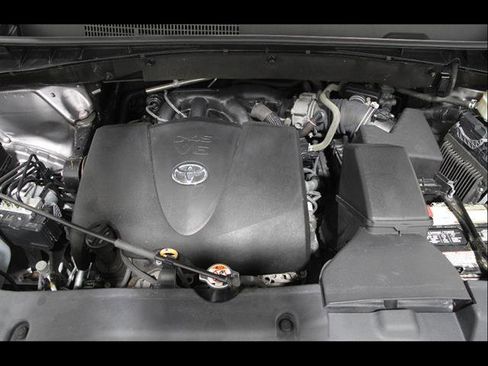 Used 2019 Toyota Highlander LE AWD/4WD image 20