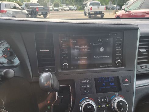 Used 2018 Toyota Sienna SE FWD image 32