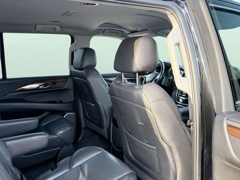 Used 2020 Cadillac Escalade ESV 2WD image 40