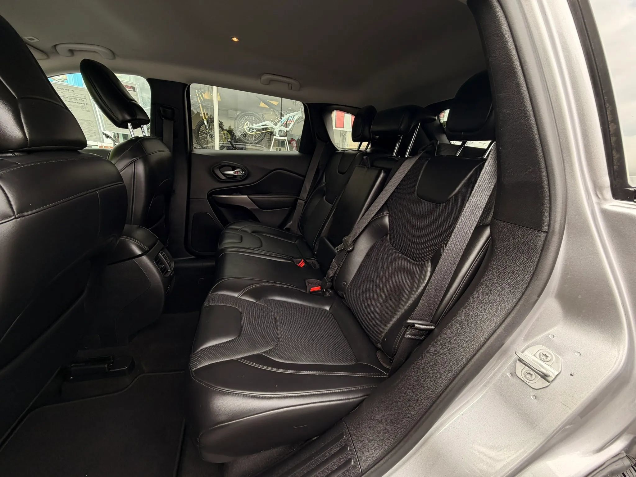 Used 2019 Jeep Cherokee Limited AWD/4WD image 11