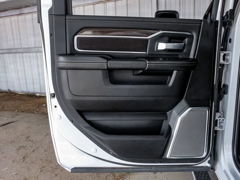 Used 2025 RAM 3500 Laramie AWD/4WD image 47