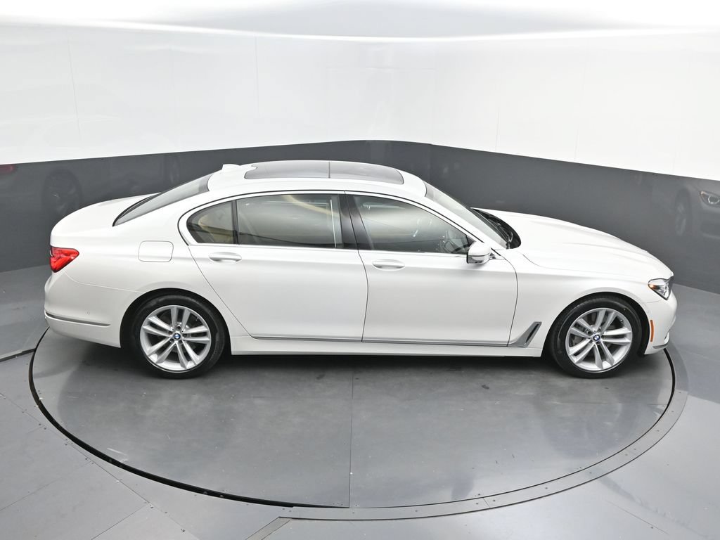 Used 2019 BMW 750i w/ Executive Package RWD image 39