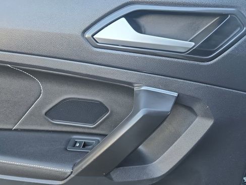 Used 2023 Volkswagen Tiguan SE w/ Panoramic Sunroof Package FWD image 18