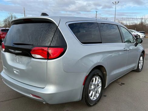 Used 2023 Chrysler Voyager LX image 5
