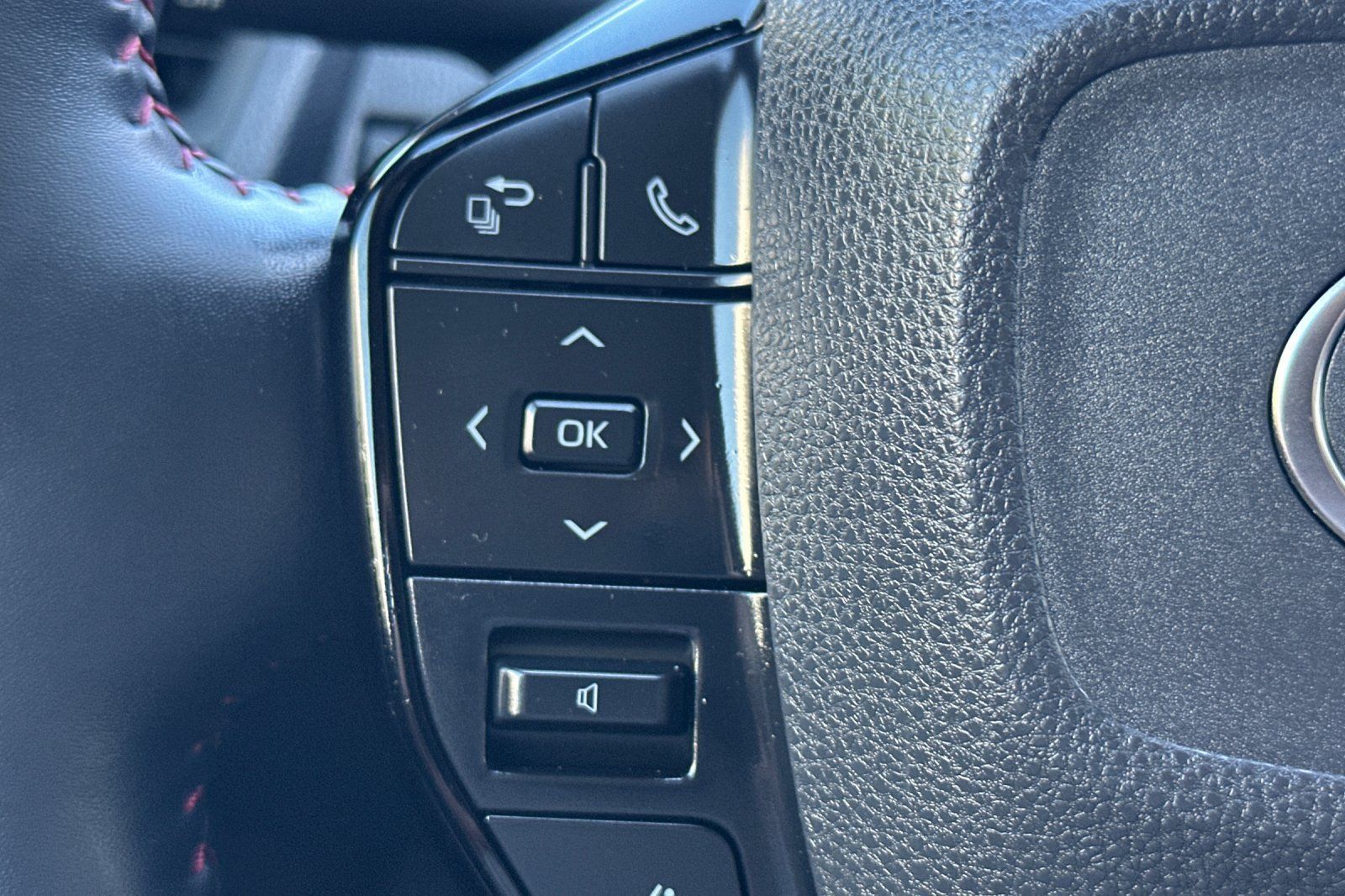 Certified 2026 Toyota Prius Plug-In Hybrid FWD image 37