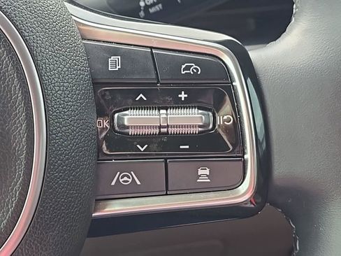 Used 2025 Kia Carnival EX FWD image 26