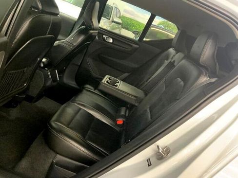 Used 2022 Volvo XC40 T4 Momentum image 12