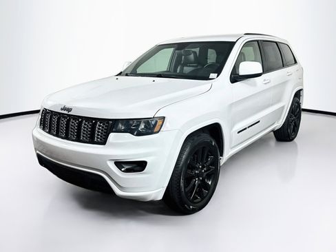 Used 2018 Jeep Grand Cherokee Altitude RWD image 3