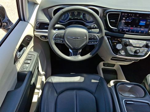 Used 2024 Chrysler Pacifica Touring-L FWD image 12