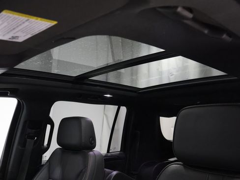 Used 2021 Chevrolet Suburban RST AWD/4WD image 11