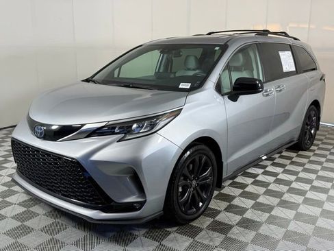 Used 2023 Toyota Sienna XSE image 2