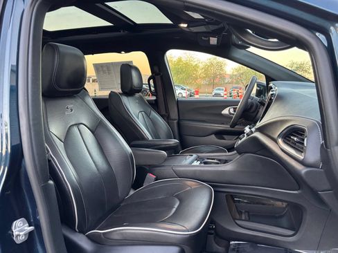 Used 2025 Chrysler Pacifica Limited FWD image 41