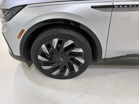 Used 2025 Lincoln Nautilus Reserve image 9