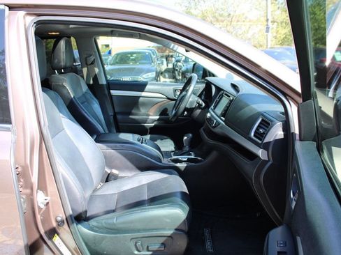 Used 2017 Toyota Highlander XLE FWD image 34
